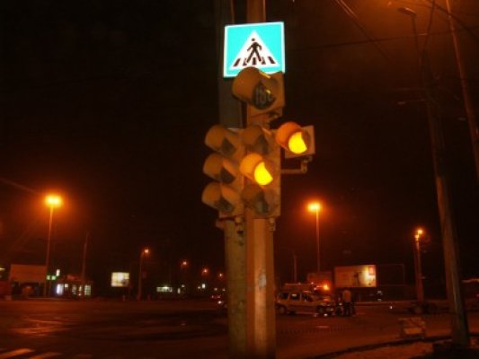 Două maşini s-au făcut praf la intersecţia Dezrobirii cu I.C. Brătianu